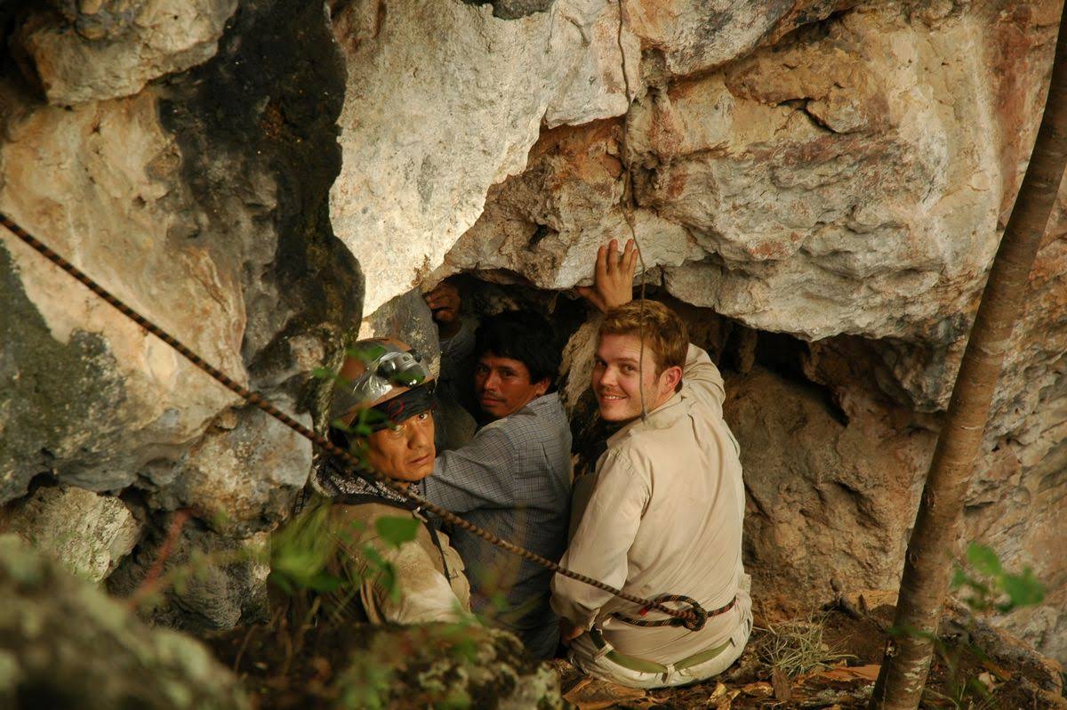 Matt opdager lille gravkammer i grotte.jpg